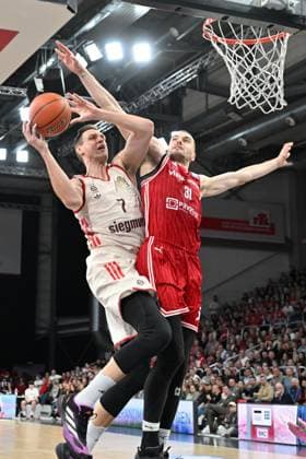 BAMBERG 15.03.2026 --- Basketball ---- easycredit 1. Basketball Bundesliga ---- 24. Spieltag: Bamberg Baskets vs FC Bayern München Basketball --- Johannes Voigtmann (7, FC Bayern München) gegen Daniel Keppeler (31, Bamberg Baskets) Bamberg Baskets vs FC Bayern München Basketball