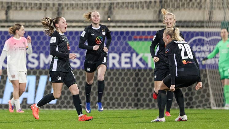 v.li.: Torschützin Janou Levels (VfL Wolfsburg, 15) und Guro Bergsvand (VfL Wolfsburg, 20) mit Torjubel, Jubel, jubeln, jubelt, optimistisch, Spielszene, Highlight, Freude über das Tor zum 1:0, DIE DFB-RICHTLINIEN UNTERSAGEN JEGLICHE NUTZUNG VON FOTOS ALS SEQUENZBILDER UND ODER VIDEOÄHNLICHE FOTOSTRECKEN. DFB REGULATIONS PROHIBIT ANY USE OF PHOTOGRAPHS AS IMAGE SEQUENCES AND OR QUASI-VIDEO., 15.03.2026, Wolfsburg (Deutschland), Fussball, Google Pixel Frauen-Bundesliga, VfL Wolfsburg - Bayer 04 Leverkusen