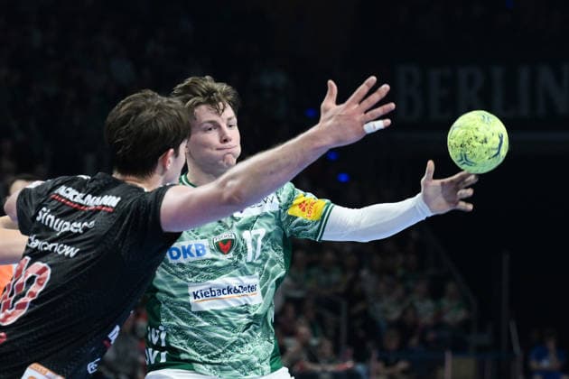 15.03.2026, xlakx, Handball Daikin HBL, Fuechse Berlin - HC Erlangen v.l. Florian Scheerer (HC Erlangen), Nils Lichtlein (Fuechse Berlin) Zweikampf, Duell, Kampf, tackle Berlin
