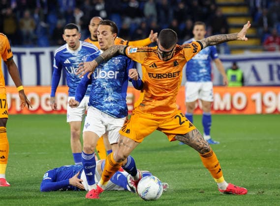 March 15, 2026, Como: Como 1907 s mildfielder Maxence Caqueret in action against AS Roma s defender Gianluca Mancin during the Italian Serie A soccer match between Como 1907 and AS Roma at Giuseppe Sinigaglia stadium in Como, Italy, 15 March 2026. ANSA ROBERTO BREGANI. Serie A; Como 1907-AS Roma  - ZUMAa110 20260315_zaf_a110_039 Copyright: xRobertoxBreganix