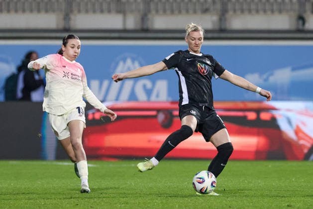 v.li.: Loreen Bender (Bayer 04 Leverkusen, 19)0 und Alexandra Popp (VfL Wolfsburg, 11) im Zweikampf, Duell, Dynamik, Aktion, Action, Spielszene, DIE DFB-RICHTLINIEN UNTERSAGEN JEGLICHE NUTZUNG VON FOTOS ALS SEQUENZBILDER UND ODER VIDEOÄHNLICHE FOTOSTRECKEN. DFB REGULATIONS PROHIBIT ANY USE OF PHOTOGRAPHS AS IMAGE SEQUENCES AND OR QUASI-VIDEO., 15.03.2026, Wolfsburg (Deutschland), Fussball, Google Pixel Frauen-Bundesliga, VfL Wolfsburg - Bayer 04 Leverkusen