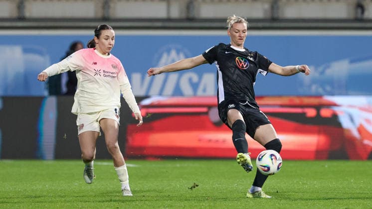v.li.: Loreen Bender (Bayer 04 Leverkusen, 19)0 und Alexandra Popp (VfL Wolfsburg, 11) im Zweikampf, Duell, Dynamik, Aktion, Action, Spielszene, DIE DFB-RICHTLINIEN UNTERSAGEN JEGLICHE NUTZUNG VON FOTOS ALS SEQUENZBILDER UND ODER VIDEOÄHNLICHE FOTOSTRECKEN. DFB REGULATIONS PROHIBIT ANY USE OF PHOTOGRAPHS AS IMAGE SEQUENCES AND OR QUASI-VIDEO., 15.03.2026, Wolfsburg (Deutschland), Fussball, Google Pixel Frauen-Bundesliga, VfL Wolfsburg - Bayer 04 Leverkusen