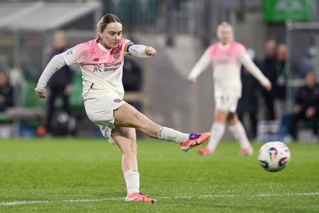 Sofie Zdebel (Bayer 04 Leverkusen, 16) beim Torschuss, schießt auf das Tor, am Ball, Aktion, Action, Spielszene,, DIE DFB-RICHTLINIEN UNTERSAGEN JEGLICHE NUTZUNG VON FOTOS ALS SEQUENZBILDER UND ODER VIDEOÄHNLICHE FOTOSTRECKEN. DFB REGULATIONS PROHIBIT ANY USE OF PHOTOGRAPHS AS IMAGE SEQUENCES AND OR QUASI-VIDEO., 15.03.2026, Wolfsburg (Deutschland), Fussball, Google Pixel Frauen-Bundesliga, VfL Wolfsburg - Bayer 04 Leverkusen