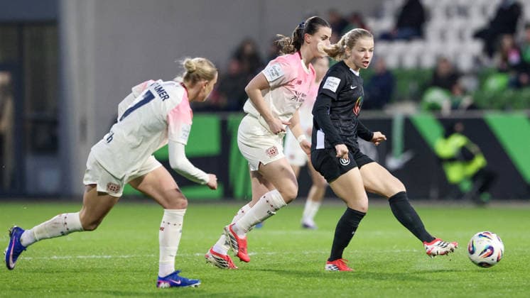 v.li.: Cornelia Kramer (Bayer 04 Leverkusen, 7), Katharina Piljic (Bayer 04 Leverkusen, 6) und Justine Kielland (VfL Wolfsburg, 18) im Laufduell, Zweikampf, Duell, Dynamik, Aktion, Action, Spielszene, DIE DFB-RICHTLINIEN UNTERSAGEN JEGLICHE NUTZUNG VON FOTOS ALS SEQUENZBILDER UND ODER VIDEOÄHNLICHE FOTOSTRECKEN. DFB REGULATIONS PROHIBIT ANY USE OF PHOTOGRAPHS AS IMAGE SEQUENCES AND OR QUASI-VIDEO., 15.03.2026, Wolfsburg (Deutschland), Fussball, Google Pixel Frauen-Bundesliga, VfL Wolfsburg - Bayer 04 Leverkusen