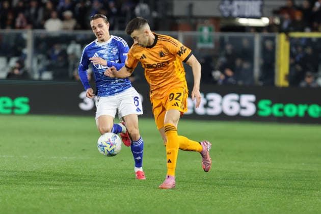 Roma™s Stephan El Shaarawy and Como s Maxence Caqueret during the Serie A soccer match between Como and Roma at the Giuseppe Sinigaglia stadium in Como, north Italy - March 15 2026 - Soccer.  Copyright: xAntonioxSaiai LaPressex