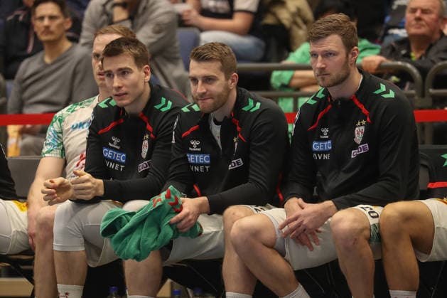 15.03.2026, xgox, Handball - Daikin HBL Bergischer HC - SC Magdeburg emspor, v.l. Manuel Zehnder (Magdeburg, 8), Lukas Mertens (Magdeburg, 22) und Philipp Weber (Magdeburg, 20) sitzen auf der Bank Duesseldorf
