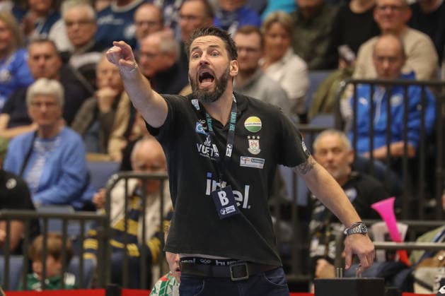 15.03.2026, xgox, Handball - Daikin HBL Bergischer HC - SC Magdeburg emspor, v.l. Bennet Wiegert (Magdeburg, Trainer) gibt Anweisungen, gestikuliert mit den Armen, gesticulate, gives instructions Duesseldorf