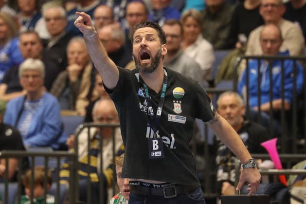 15.03.2026, xgox, Handball - Daikin HBL Bergischer HC - SC Magdeburg emspor, v.l. Bennet Wiegert (Magdeburg, Trainer) gibt Anweisungen, gestikuliert mit den Armen, gesticulate, gives instructions Duesseldorf