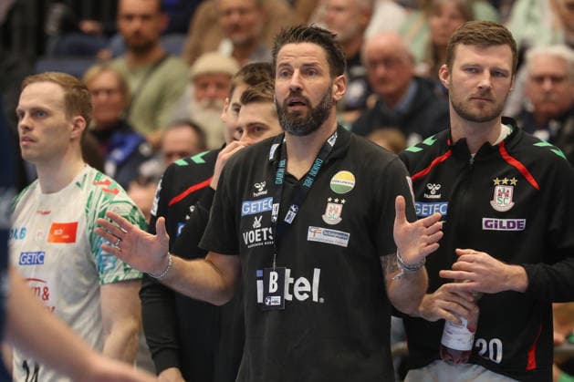 15.03.2026, xgox, Handball - Daikin HBL Bergischer HC - SC Magdeburg emspor, v.l. Bennet Wiegert (Magdeburg, Trainer) gibt Anweisungen, gestikuliert mit den Armen, gesticulate, gives instructions Duesseldorf