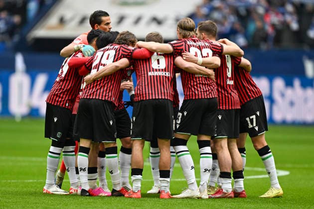 Spielertraube der Mannschaft von Hannover 15.03.2026 ¢ Fussball ¢ FC Schalke 04 vs Hannover 96, Veltins-Arena, Gelsenkirchen, DFB DFL REGULATIONS PROHIBIT ANY USE OF PHOTOGRAPHS AS IMAGE SEQUENCES AND OR QUASI-VIDEO