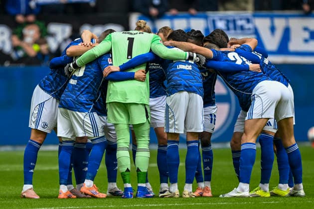 Spielertraube der Mannschaft von Schalke 15.03.2026 ¢ Fussball ¢ FC Schalke 04 vs Hannover 96, Veltins-Arena, Gelsenkirchen, DFB DFL REGULATIONS PROHIBIT ANY USE OF PHOTOGRAPHS AS IMAGE SEQUENCES AND OR QUASI-VIDEO
