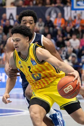 EasyCredit Basketball Bundesliga - 2025 2026 - Syntainics MBC vs.Alba Berlin Weissenfels, Deutschland 15.Maerz 2026: Im Bild:v.li.Jack Kayil (Berlin) und Marcus Foster (Weissenfels) Weissenfels Stadthalle Weissenfels Sachsen-Anhalt Deutschland