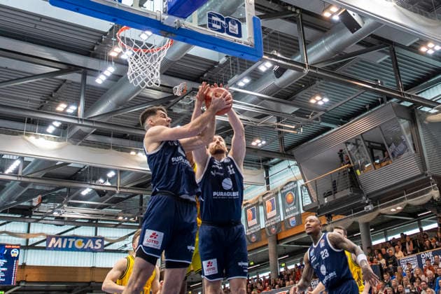 EasyCredit Basketball Bundesliga - 2025 2026 - Syntainics MBC vs.Alba Berlin Weissenfels, Deutschland 15.Maerz 2026: Im Bild:v.li.Jure Planinic (Weissenfels) und Nemanja Djurisic (Weissenfels) Weissenfels Stadthalle Weissenfels Sachsen-Anhalt Deutschland