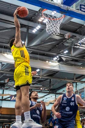 EasyCredit Basketball Bundesliga - 2025 2026 - Syntainics MBC vs.Alba Berlin Weissenfels, Deutschland 15.Maerz 2026: Im Bild:v.li.Jack Kayil (Berlin), Marcus Foster (Weissenfels) und Jure Planinic (Weissenfels) Weissenfels Stadthalle Weissenfels Sachsen-Anhalt Deutschland