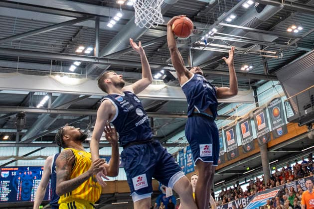 EasyCredit Basketball Bundesliga - 2025 2026 - Syntainics MBC vs.Alba Berlin Weissenfels, Deutschland 15.Maerz 2026: Im Bild:v. li. im Zweikampf J Wan Roberts (Berlin), Kresimir Nikic (Weissenfels) und Marcus Foster (Weissenfels) Weissenfels Stadthalle Weissenfels Sachsen-Anhalt Deutschland