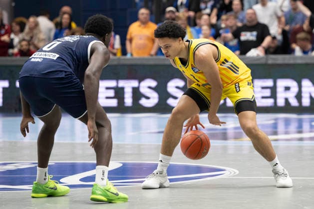 EasyCredit Basketball Bundesliga - 2025 2026 - Syntainics MBC vs.Alba Berlin Weissenfels, Deutschland 15.Maerz 2026: Im Bild:v.li.Khyri Thomas (Weissenfels) und Jack Kayil (Berlin) Weissenfels Stadthalle Weissenfels Sachsen-Anhalt Deutschland