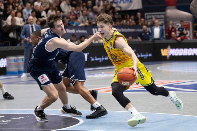 EasyCredit Basketball Bundesliga - 2025 2026 - Syntainics MBC vs.Alba Berlin Weissenfels, Deutschland 15.Maerz 2026: Im Bild:v. li. im Zweikampf Spencer Reaves (Weissenfels) und Bennet Hundt (Berlin) Weissenfels Stadthalle Weissenfels Sachsen-Anhalt Deutschland