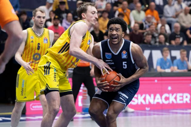EasyCredit Basketball Bundesliga - 2025 2026 - Syntainics MBC vs.Alba Berlin Weissenfels, Deutschland 15.Maerz 2026: Im Bild:v. li. im Zweikampf Moses Wood (Berlin) und Marcus Foster (Weissenfels) Weissenfels Stadthalle Weissenfels Sachsen-Anhalt Deutschland