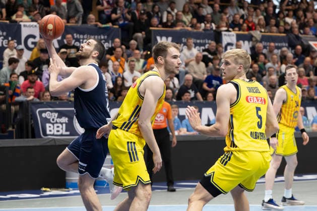 EasyCredit Basketball Bundesliga - 2025 2026 - Syntainics MBC vs.Alba Berlin Weissenfels, Deutschland 15.Maerz 2026: Im Bild:v.li.Nemanja Djurisic (Weissenfels), Justin Bean (Berlin) und Sam Griesel (Berlin) Weissenfels Stadthalle Weissenfels Sachsen-Anhalt Deutschland