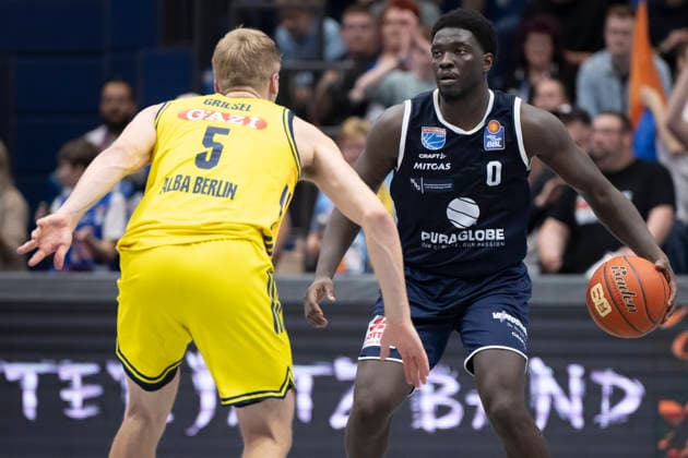 EasyCredit Basketball Bundesliga - 2025 2026 - Syntainics MBC vs.Alba Berlin Weissenfels, Deutschland 15.Maerz 2026: Im Bild:v.li.Sam Griesel (Berlin) und Khyri Thomas (Weissenfels) Weissenfels Stadthalle Weissenfels Sachsen-Anhalt Deutschland