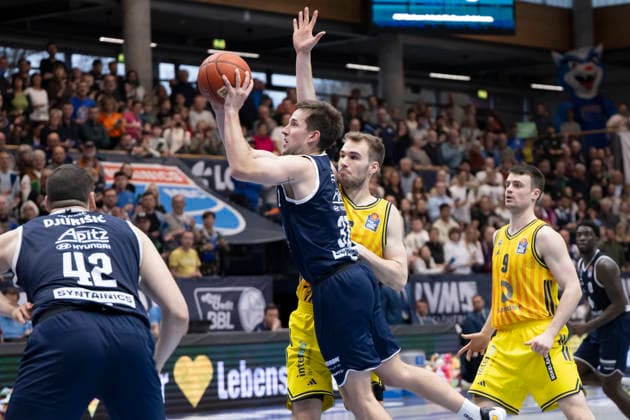 EasyCredit Basketball Bundesliga - 2025 2026 - Syntainics MBC vs.Alba Berlin Weissenfels, Deutschland 15.Maerz 2026: Im Bild:v.li.Nemanja Djurisic (Weissenfels), Spencer Reaves (Weissenfels), Malte Delow (Berlin) und Jonas Mattisseck (Berlin) Weissenfels Stadthalle Weissenfels Sachsen-Anhalt Deutschland