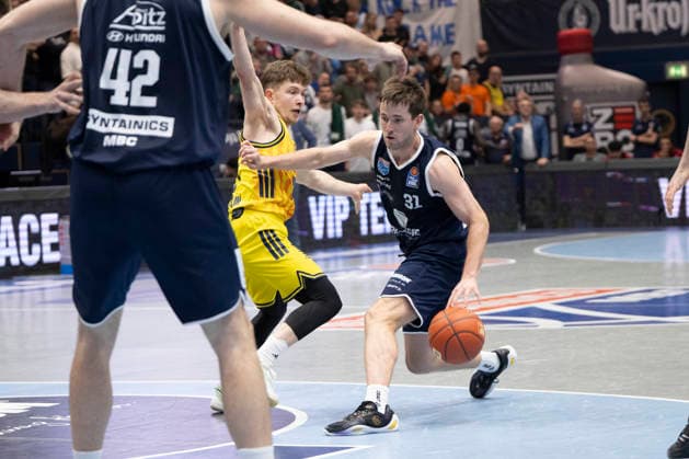 EasyCredit Basketball Bundesliga - 2025 2026 - Syntainics MBC vs.Alba Berlin Weissenfels, Deutschland 15.Maerz 2026: Im Bild:v. li. im Zweikampf Bennet Hundt (Berlin) und Spencer Reaves (Weissenfels) Weissenfels Stadthalle Weissenfels Sachsen-Anhalt Deutschland