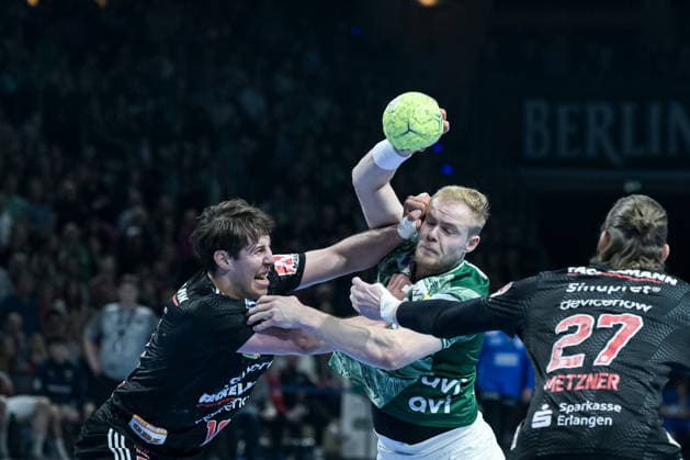 15.03.2026, xlakx, Handball Daikin HBL, Fuechse Berlin - HC Erlangen v.l. Florian Scheerer (HC Erlangen), Matthes Langhoff (Fuechse Berlin), Antonio Metzner (HC Erlangen) Zweikampf, Duell, Kampf, tackle Berlin