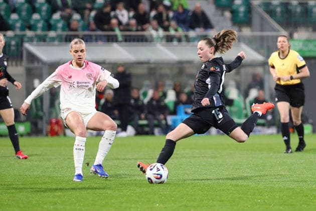 VfL vs. Leverkusen, BL Frauen Wolfsburg, 15.03.2026, Fußball, Frauen, Google Pixel Bundesliga, Saison 2025 2026, VfL Wolfsburg vs Bayer 04 Leverkusen, Janou Levels (VfL Wolfsburg) schießt Tor zum 1:0 AOK Stadion Niedersachsen Deutschland