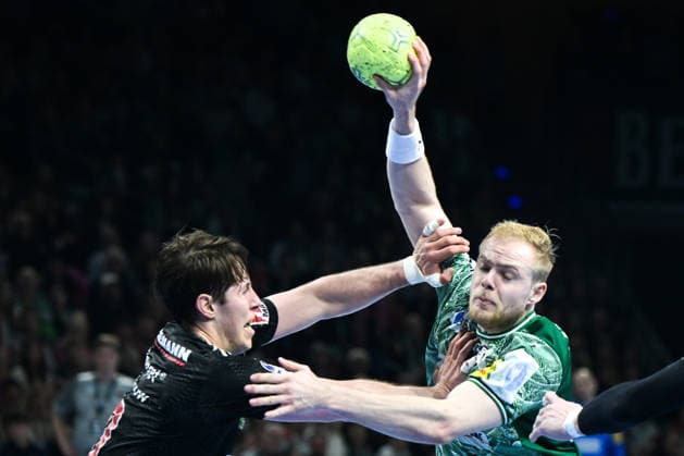 15.03.2026, xlakx, Handball Daikin HBL, Fuechse Berlin - HC Erlangen v.l. Florian Scheerer (HC Erlangen), Matthes Langhoff (Fuechse Berlin) Zweikampf, Duell, Kampf, tackle Berlin