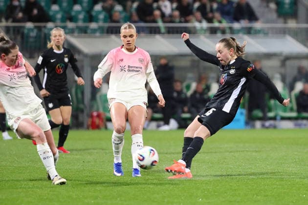 VfL vs. Leverkusen, BL Frauen Wolfsburg, 15.03.2026, Fußball, Frauen, Google Pixel Bundesliga, Saison 2025 2026, VfL Wolfsburg vs Bayer 04 Leverkusen, Janou Levels (VfL Wolfsburg) schießt Tor zum 1:0 AOK Stadion Niedersachsen Deutschland