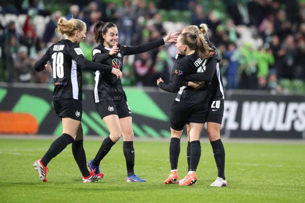 VfL vs. Leverkusen, BL Frauen Wolfsburg, 15.03.2026, Fußball, Frauen, Google Pixel Bundesliga, Saison 2025 2026, VfL Wolfsburg vs Bayer 04 Leverkusen, Janou Levels (VfL Wolfsburg) jubelt mit der Mannschaft nach ihrem Tor zum 1:0 AOK Stadion Niedersachsen Deutschland