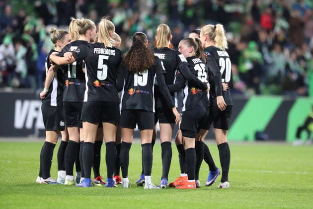 VfL vs. Leverkusen, BL Frauen Wolfsburg, 15.03.2026, Fußball, Frauen, Google Pixel Bundesliga, Saison 2025 2026, VfL Wolfsburg vs Bayer 04 Leverkusen, Janou Levels (VfL Wolfsburg) jubelt mit der Mannschaft nach ihrem Tor zum 1:0 AOK Stadion Niedersachsen Deutschland