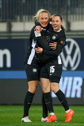Wolfsburg, Deutschland: 15. März 2026 - 20. Spieltag - 1. Frauenbundesliga - VfL Wolfsburg Frauen vs. Bayer Leverkusen 04 Frauen Im Bild: v.li. die Zweite Torschützin Janou Levels (VfL) macht das Tor zum 1:0 für Wolfsburg und jubelt mit Guro Bergsvand (VfL) Copyright: HMBxMedia MadeleinexFantini