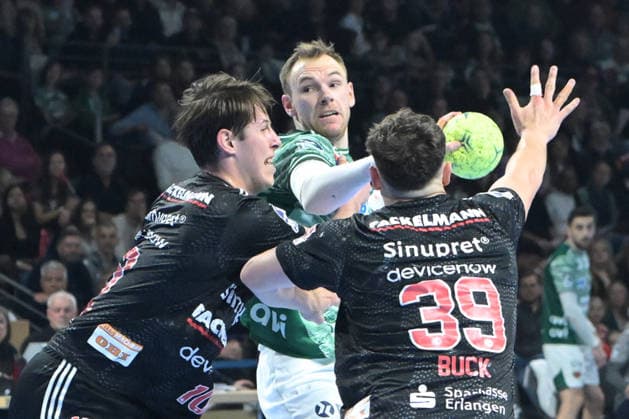 15.03.2026, xlakx, Handball Daikin HBL, Fuechse Berlin - HC Erlangen v.l.Florian Scheerer (HC Erlangen), Mathias Gidsel (Fuechse Berlin), Tobias Buck (HC Erlangen) setzt zum Sprungwurf an Berlin
