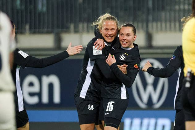 Wolfsburg, Deutschland: 15. März 2026 - 20. Spieltag - 1. Frauenbundesliga - VfL Wolfsburg Frauen vs. Bayer Leverkusen 04 Frauen Im Bild: v.li. die Zweite Torschützin Janou Levels (VfL) macht das Tor zum 1:0 für Wolfsburg und jubelt mit Guro Bergsvand (VfL) Copyright: HMBxMedia MadeleinexFantini