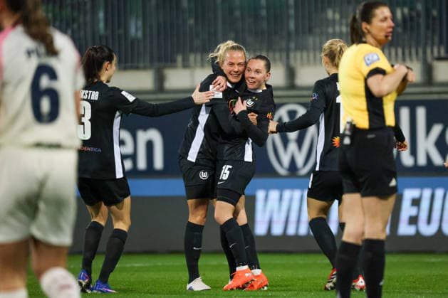 Wolfsburg, Deutschland: 15. März 2026 - 20. Spieltag - 1. Frauenbundesliga - VfL Wolfsburg Frauen vs. Bayer Leverkusen 04 Frauen Im Bild: v.li. die Dritte Torschützin Janou Levels (VfL) macht das Tor zum 1:0 für Wolfsburg und jubelt mit Guro Bergsvand (VfL) und ihren Mannschaftskolleginnen Copyright: HMBxMedia MadeleinexFantini