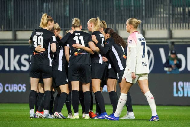 Wolfsburg, Deutschland: 15. März 2026 - 20. Spieltag - 1. Frauenbundesliga - VfL Wolfsburg Frauen vs. Bayer Leverkusen 04 Frauen Im Bild: Torschützin Janou Levels (VfL), verdeckt im Bild, macht das Tor zum 1:0 für Wolfsburg und jubelt mit ihren Mannschaftskolleginnen Copyright: HMBxMedia MadeleinexFantini