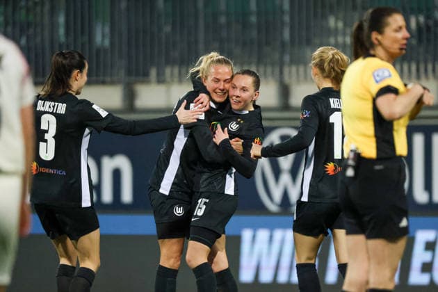 Wolfsburg, Deutschland: 15. März 2026 - 20. Spieltag - 1. Frauenbundesliga - VfL Wolfsburg Frauen vs. Bayer Leverkusen 04 Frauen Im Bild: v.li. die Dritte Torschützin Janou Levels (VfL) macht das Tor zum 1:0 für Wolfsburg und jubelt mit Guro Bergsvand (VfL) und ihren Mannschaftskolleginnen Copyright: HMBxMedia MadeleinexFantini