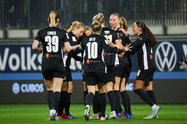 Wolfsburg, Deutschland: 15. März 2026 - 20. Spieltag - 1. Frauenbundesliga - VfL Wolfsburg Frauen vs. Bayer Leverkusen 04 Frauen Im Bild: Torschützin Janou Levels (VfL), verdeckt im Bild, macht das Tor zum 1:0 für Wolfsburg und jubelt mit ihren Mannschaftskolleginnen Copyright: HMBxMedia MadeleinexFantini