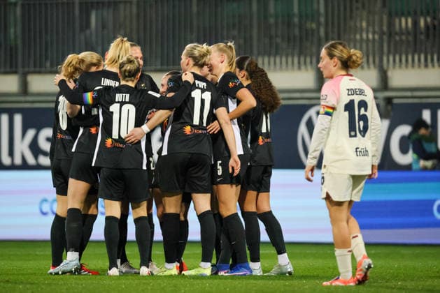 Wolfsburg, Deutschland: 15. März 2026 - 20. Spieltag - 1. Frauenbundesliga - VfL Wolfsburg Frauen vs. Bayer Leverkusen 04 Frauen Im Bild: Torschützin Janou Levels (VfL), verdeckt im Bild, macht das Tor zum 1:0 für Wolfsburg und jubelt mit ihren Mannschaftskolleginnen Copyright: HMBxMedia MadeleinexFantini