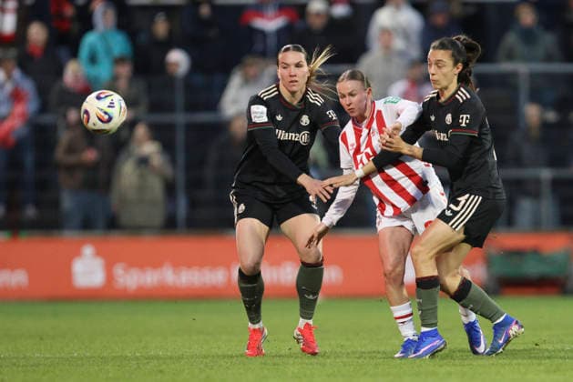 Vanessa Gilles (FC Bayern München), Laura Donhauser (1.FC Köln) und Natalia Padilla Bidas (FC Bayern München) im Zweikampf waehrend des Spiels der Frauen Bundesliga zwischen 1.FC Köln und Bayern München, Franz-Kremer-Stadion am 15. März in Köln, Deutschland. (Foto von Oliver Kaelke DeFodi Images) +++ Vanessa Gilles (FC Bayern München), Laura Donhauser (1.FC Köln) und Natalia Padilla Bidas (FC Bayern München) battle for the ball during the Woman Bundesliga match between 1.FC Köln and Bayern München at Franz-Kremer-Stadion on March 15, 2026 in Cologne, Germany. (Photo by Oliver Kaelke DeFodi Images) DFL regulations prohibit any use of photographs as image sequences and or quasi-video. (Photo by Oliver Kaelke DeFodi Images) -