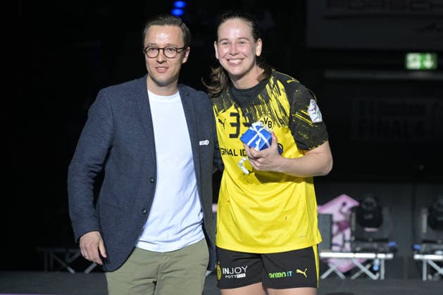 Max Schmolke (Haushahn Geschaeftsleitung der Region Suedwest) ehrt Most Valuable Player (MVP) des DHB-Pokal Haushahn Final4 2026 ist Guro Nestaker (BVB Borussia Dortmund Handball, 33) HSG Bensheim Auerbach vs. BVB Borussia Dortmund Handball, Handball, Frauen, DHB Pokal Haushahn Final 4, Finale, Saison 2025 2026, 15.03.2026 HSG Bensheim Auerbach vs. BVB Borussia Dortmund Handball, Handball, Frauen, DHB Pokal Haushahn Final 4, Finale, Saison 2025 2026, 15.03.2026 Stuttgart Copyright: xEibner-Pressefoto TobiasxBaurx EP_TBR