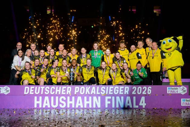 Handball: DHB-Pokal, Finale, HSG Bensheim Auerbach - Borussia Dortmund die Mannschaft von Dortmund mit dem Pokal, Schlussjubel Schlußjubel Emotion Freude Teamfoto, Siegerfoto, Pokalsieger Stuttgart Porsche Arena Baden-Württemberg Deutschland