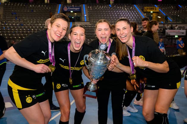 Handball: DHB-Pokal, Finale, HSG Bensheim Auerbach - Borussia Dortmund v.li. Alina Grijseels (Dortmund), Dana Bleckmann (Dortmund), Alicia Langer (Dortmund) mit dem Pokal Stuttgart Porsche Arena Baden-Württemberg Deutschland