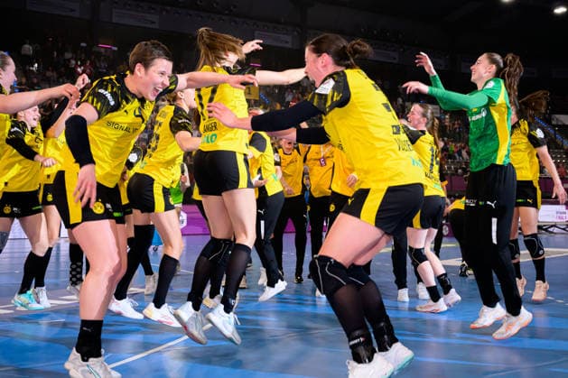 Handball: DHB-Pokal, Finale, HSG Bensheim Auerbach - Borussia Dortmund Schlussjubel Schlußjubel Emotion Freude Stuttgart Porsche Arena Baden-Württemberg Deutschland