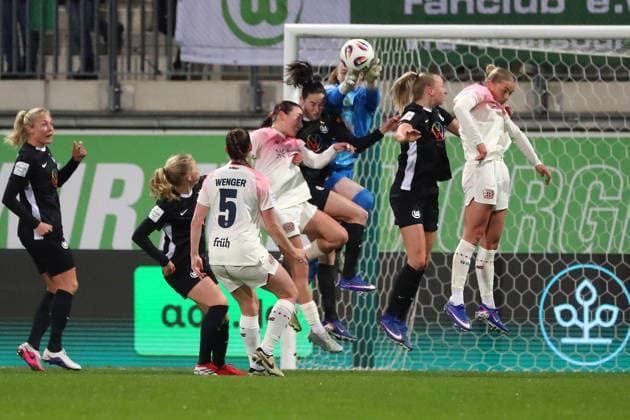 VfL vs. Leverkusen, BL Frauen Wolfsburg, 15.03.2026, Fußball, Frauen, Google Pixel Bundesliga, Saison 2025 2026, VfL Wolfsburg vs Bayer 04 Leverkusen, Torfrau Stina Johannes (VfL Wolfsburg), Caitlin Dijkstra (VfL Wolfsburg), Alexandra Popp (VfL Wolfsburg) AOK Stadion Niedersachsen Deutschland