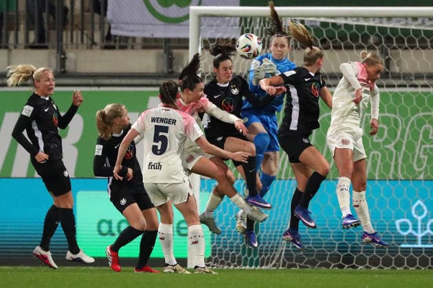 VfL vs. Leverkusen, BL Frauen Wolfsburg, 15.03.2026, Fußball, Frauen, Google Pixel Bundesliga, Saison 2025 2026, VfL Wolfsburg vs Bayer 04 Leverkusen, Torfrau Stina Johannes (VfL Wolfsburg), Caitlin Dijkstra (VfL Wolfsburg), Alexandra Popp (VfL Wolfsburg) AOK Stadion Niedersachsen Deutschland