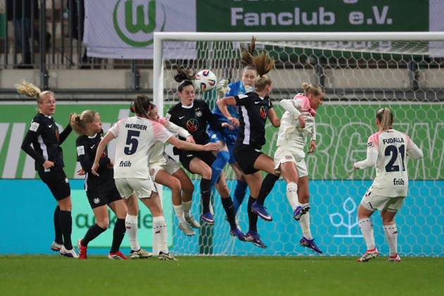 VfL vs. Leverkusen, BL Frauen Wolfsburg, 15.03.2026, Fußball, Frauen, Google Pixel Bundesliga, Saison 2025 2026, VfL Wolfsburg vs Bayer 04 Leverkusen, Torfrau Stina Johannes (VfL Wolfsburg), Caitlin Dijkstra (VfL Wolfsburg), Alexandra Popp (VfL Wolfsburg) AOK Stadion Niedersachsen Deutschland