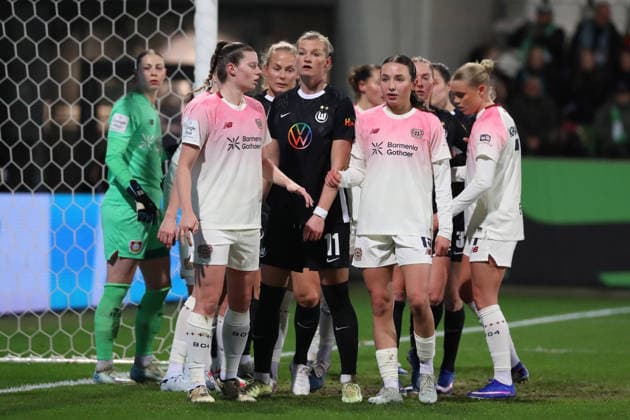 VfL vs. Leverkusen, BL Frauen Wolfsburg, 15.03.2026, Fußball, Frauen, Google Pixel Bundesliga, Saison 2025 2026, VfL Wolfsburg vs Bayer 04 Leverkusen, Alexandra Popp (VfL Wolfsburg), Loreen Bender (Bayer 04 Leverkusen) AOK Stadion Niedersachsen Deutschland