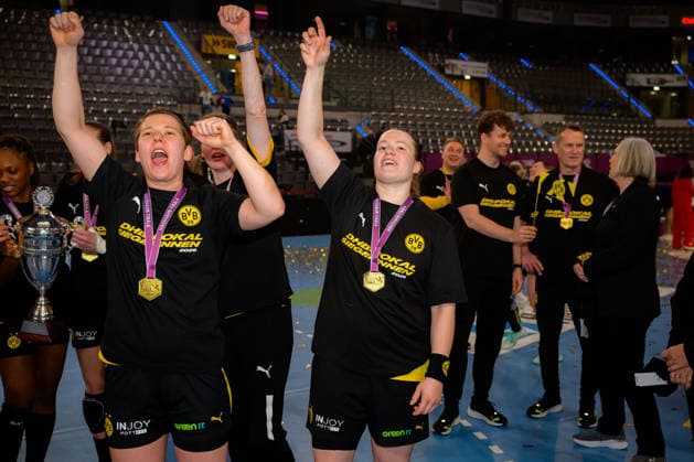 Handball: DHB-Pokal, Finale, HSG Bensheim Auerbach - Borussia Dortmund Alina Grijseels (Dortmund), Lisa Antl (Dortmund) Stuttgart Porsche Arena Baden-Württemberg Deutschland